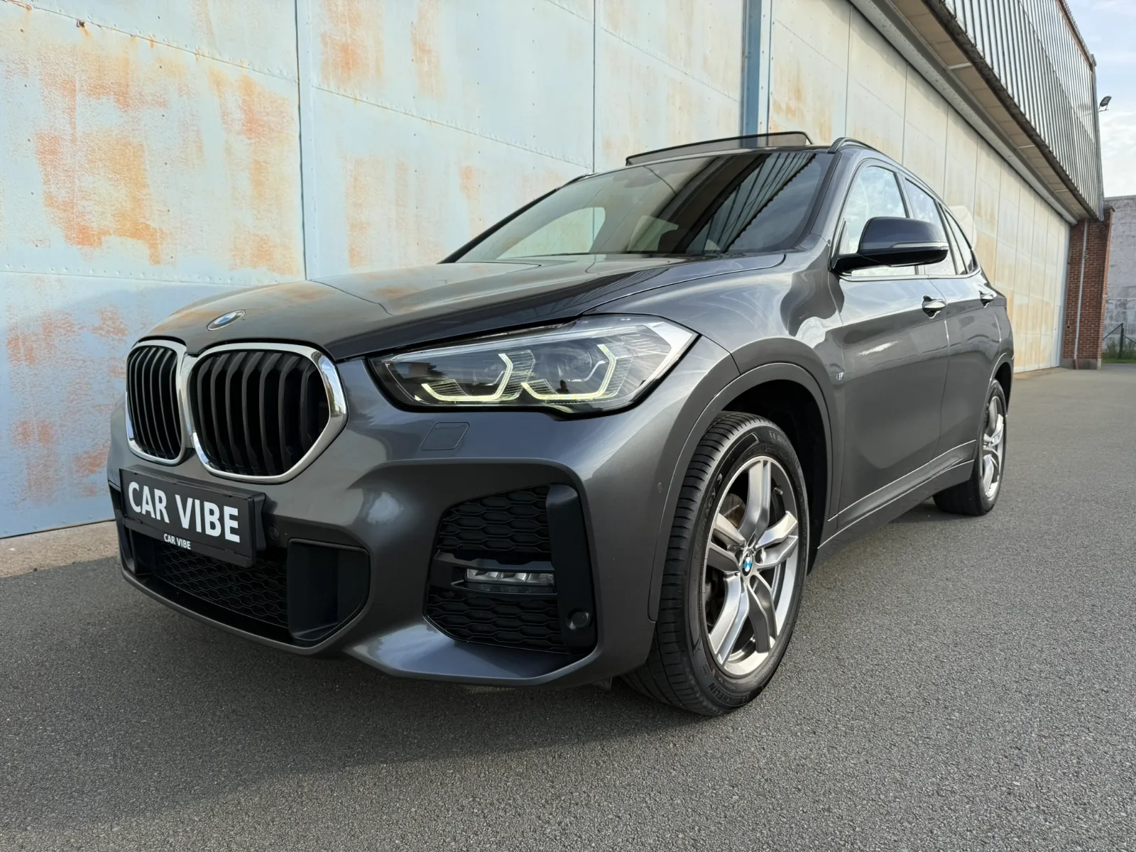 BMW X1 sDrive18i - M Sportpakket - Automaat - Pano dak - LED - Camera - GPS - Apple Carplay - Android auto - Sensoren
