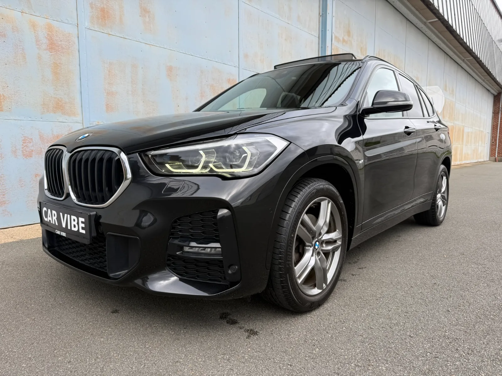BMW X1 sDrive18i - M Sportpakket - Automaat - Pano dak - LED - Camera - GPS - Apple Carplay - Android auto - Sensoren
